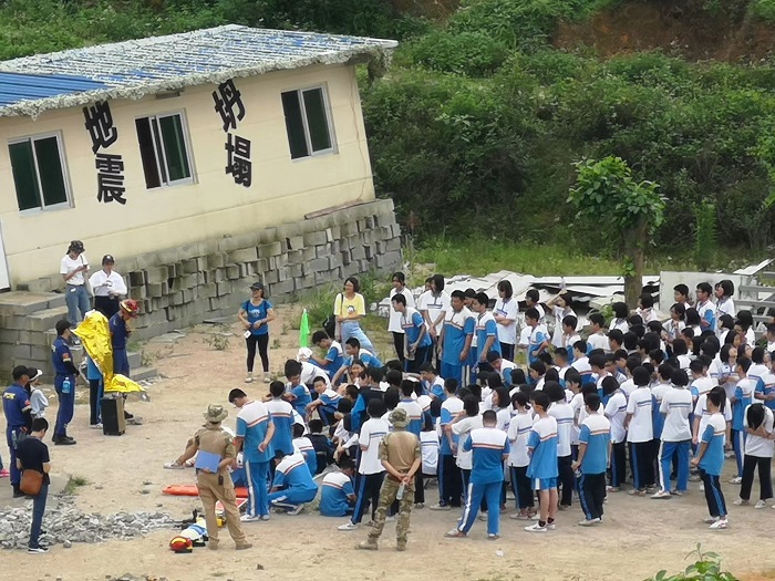 學生正在等待體驗地震體驗館 學生正在等待體驗地震體驗館