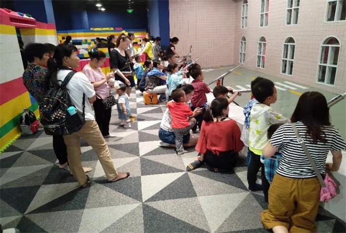 小朋友在體驗消防設備 小朋友在體驗消防設備