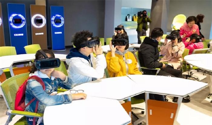 學生正在戴著vr眼鏡體驗 學生正在戴著vr眼鏡體驗
