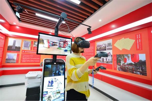 美女正在體驗黨建體驗館設備 美女正在體驗黨建體驗館設備