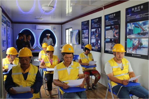 工人正在認真聽取工地生產安全培訓指南 工人正在認真聽取工地生產安全培訓指南