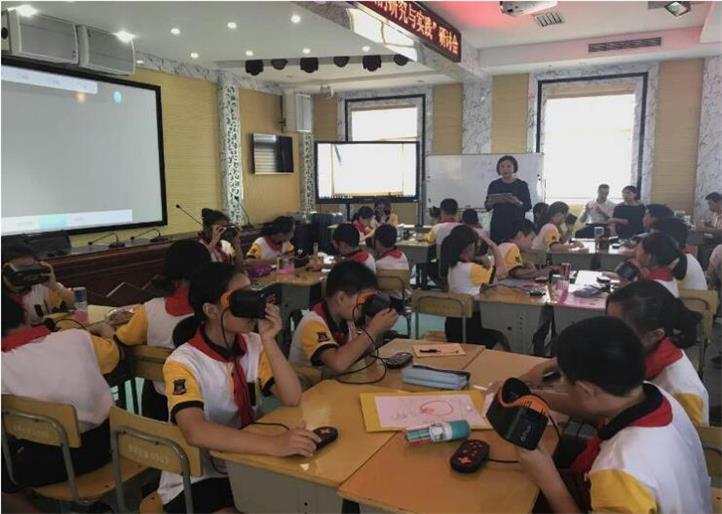 學生正在使用vr上vr體驗課 學生正在使用vr上vr體驗課