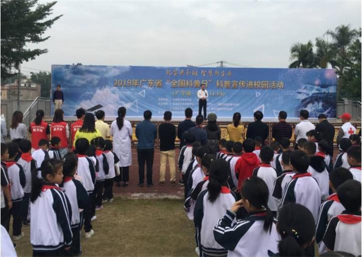 科普教育走進校園,學生正在聽科普宣傳演講 科普教育走進校園,學生正在聽科普宣傳演講