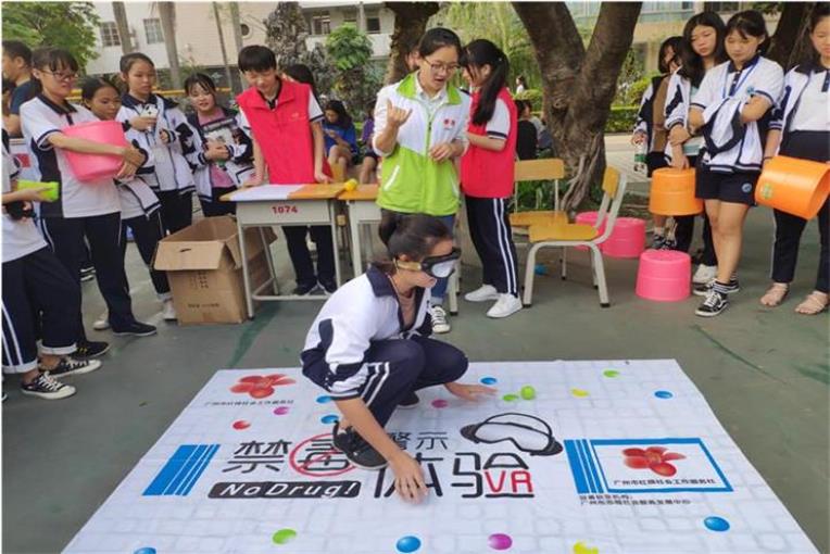 學(xué)生正在體驗禁毒體驗游戲 學(xué)生正在體驗禁毒體驗游戲