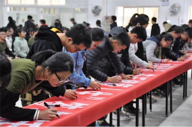 禁毒宣傳現場,大家都在為禁毒宣言簽名