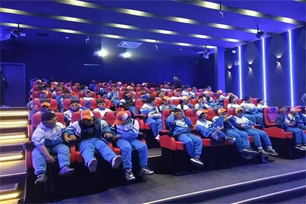 學生在5D影院觀影