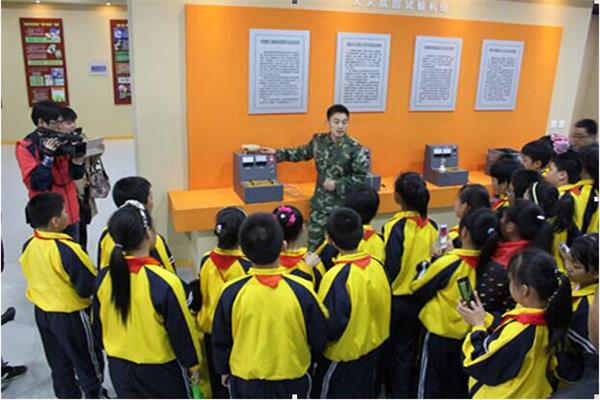 學(xué)生在認(rèn)真聽講消防安全知識(shí)