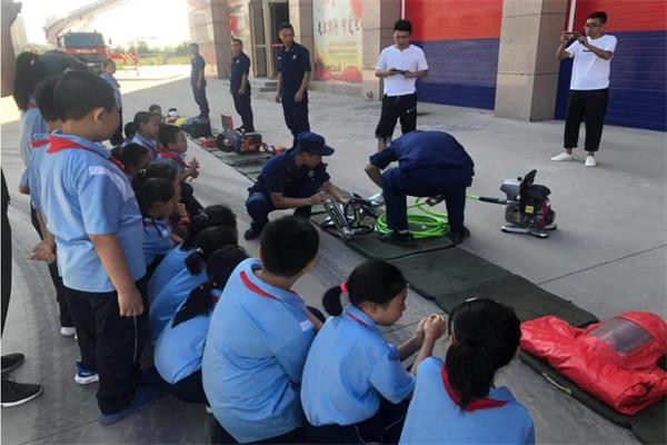 學生認真學習vr消防設備知識