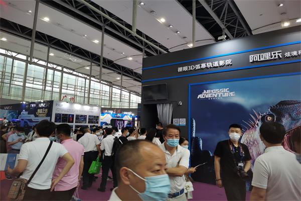 展會現場的3D裸眼弧幕軌道影院