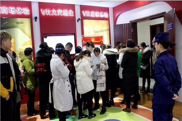 人們正在排隊體驗消防安全科普館的火災逃生 人們正在排隊體驗消防安全科普館的火災逃生