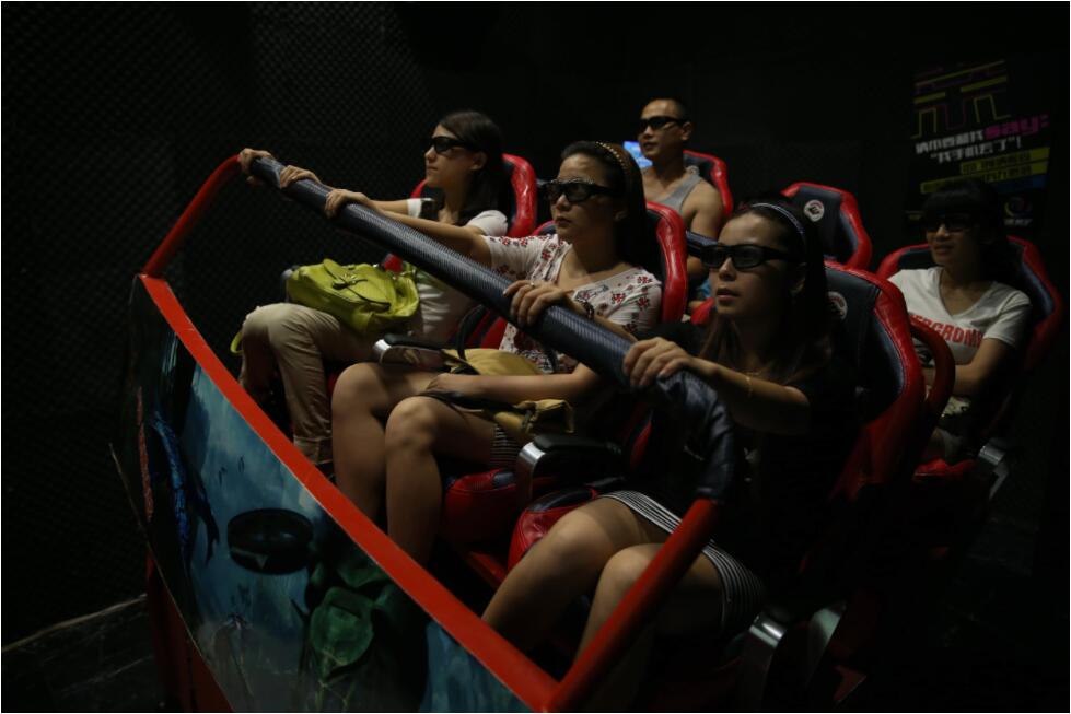 人們在環幕影院觀影 人們在環幕影院觀影