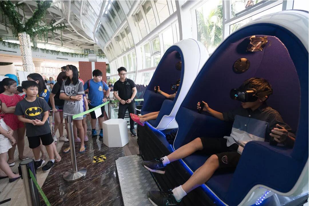 人們正在體驗vr蛋椅 人們正在體驗vr蛋椅