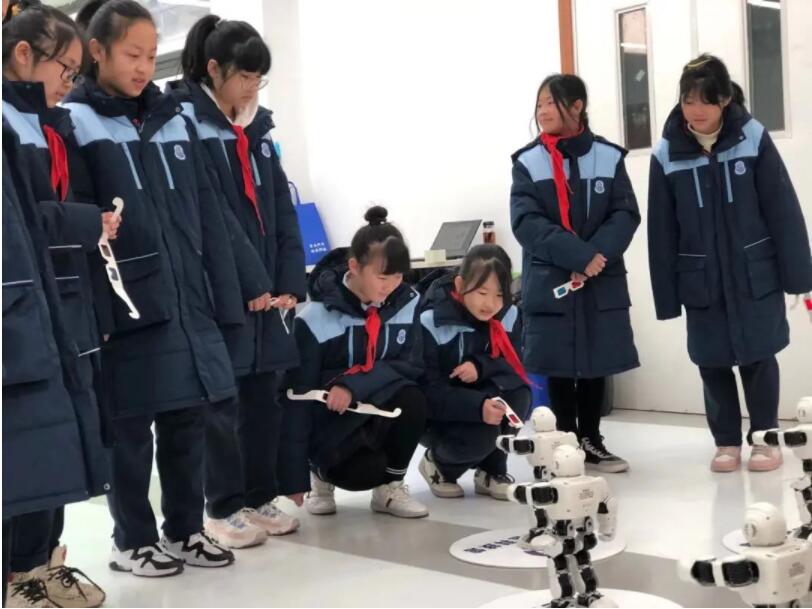 學(xué)生校園安全科普館擺弄智能機(jī)器人 學(xué)生校園安全科普館擺弄智能機(jī)器人