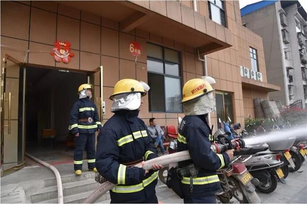 消防員在小區進行消防演練 消防員在小區進行消防演練