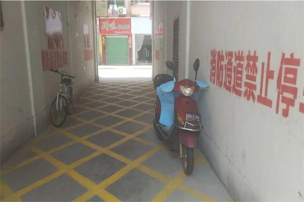 亂停放的車占用消防通道 亂停放的車占用消防通道