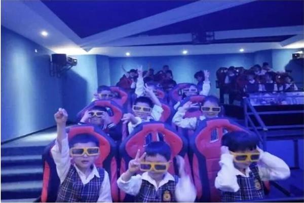 小朋友在體驗3D影院 小朋友在體驗3D影院