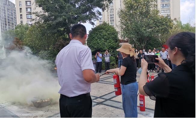 居民在進行消防滅火培訓 居民在進行消防滅火培訓