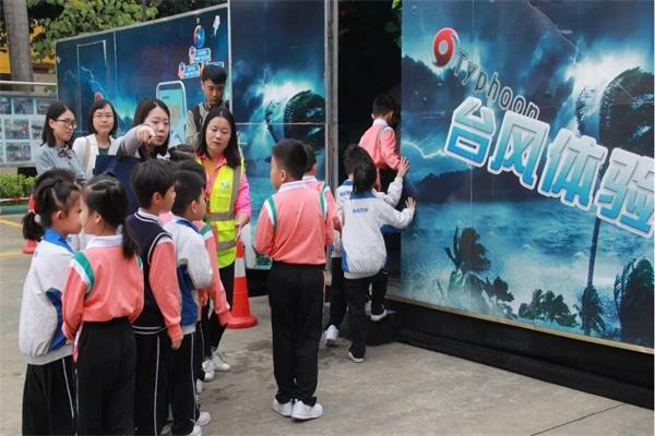 學(xué)生正在排隊體驗臺風(fēng)體驗館 學(xué)生正在排隊體驗臺風(fēng)體驗館