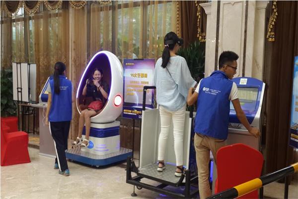 客人正在體驗體驗館設備 客人正在體驗體驗館設備